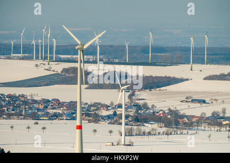 Wind farm, district Effeln, éoliennes sur l'Haarstrang, Rüthen, Sauerland, Rhénanie du Nord-Westphalie, Allemagne Banque D'Images