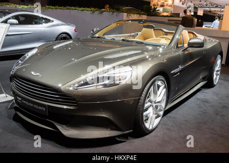AMSTERDAM - 16 avril 2015 : Aston Martin Vanquish Volante voiture de sport à l'AutoRAI 2015. Aston Martin Lagonda Limited est un fabricant britannique de lu Banque D'Images