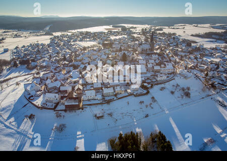 Petit village de Sauerland Rüthen Kallenhardt, en hiver, la neige, l'église du village, l'Église catholique de Saint Clement, Rüthen Rüthen Kallenhardt, Sauerland, Banque D'Images