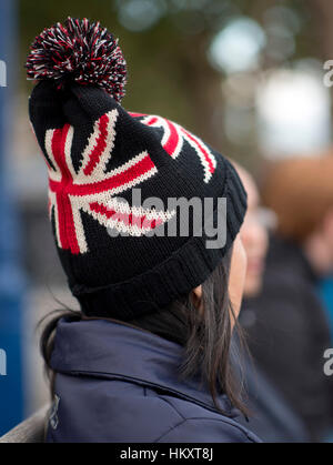 Femme portant un Union Jack bobble hat et veste bleue, London, UK Banque D'Images