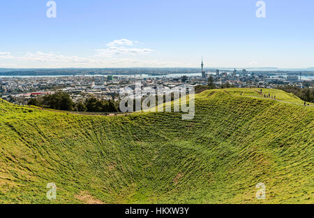 Vue depuis le mont Eden, cratères volcaniques, avec des toits de gratte-ciel, Auckland, North Island, New Zealand Banque D'Images