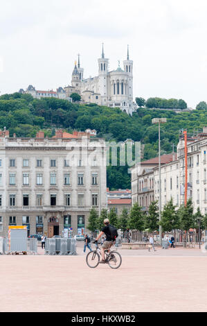 Lyon, Rhône-Alpes, France - le 19 mai : vue sur Basilique Notre Dame de Fourvière à partir de la place Bellecour. Banque D'Images