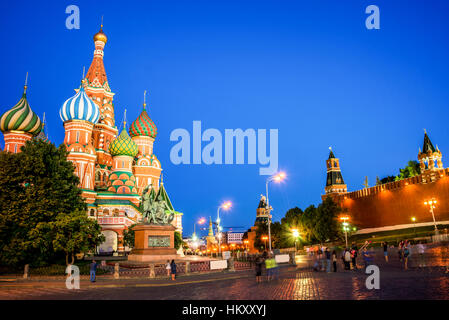 La cathédrale St Basile sur la Place Rouge de nuit, Moscou, Russie Banque D'Images