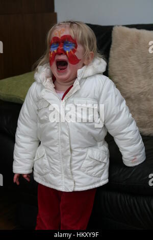 Petite fille kid enfant, crier tout-petits malheureux enfant pleurer d'avoir une colère Banque D'Images