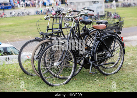 Diverses bicyclettes, Holland bikes, style ancien, roues rétro, enchaînés, garé, Banque D'Images