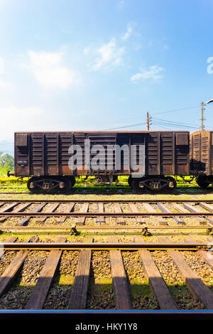 Vue latérale d'un vieux cargo rouillé stationnaires voiture transport assis en stationnement sur les voies ferrées, de Sri Lanka Railways Banque D'Images