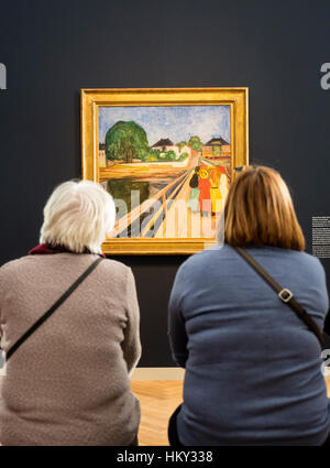 Deux visiteurs à la peinture, à les filles sur le pont, d'Edvard Munch au nouveau Musée Barberini à Potsdam en Allemagne Banque D'Images