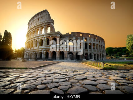 Le Colosseum et le ciel jaune à Rome, Italie Banque D'Images