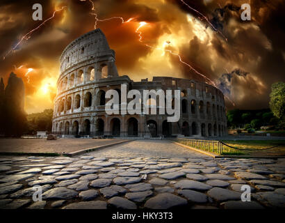 Orage avec des éclairs au Colisée à Rome, Italie Banque D'Images