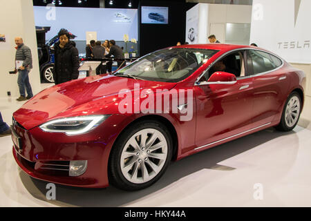 Bruxelles - Jan 19, 2017 : voiture électrique Tesla Model S sur l'affichage à la Motor Show de Bruxelles. Banque D'Images