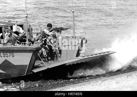 DEN Helder (Pays-Bas) - le 7 juillet : Dutch Marines sur le point de débarquer à un assaut amphibie démonstration pendant les jours de la marine néerlandaise le 7 juillet 2012 à Den Banque D'Images