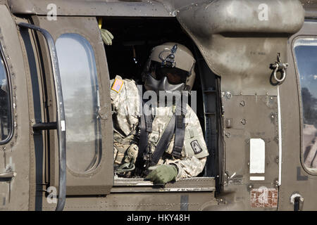 Tombe, Pays-Bas - 17 SEP : Crewchief à la recherche d'un hélicoptère Blackhawk pendant l'opération Market Garden Memorial on Sep 17, 2014 Grave, Nether Banque D'Images