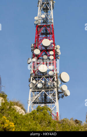 Mât de communication, antennes, antennes au-dessus de Mijas, Costa del Sol, la province de Malaga, Espagne Banque D'Images