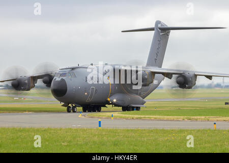 PARIS-LE BOURGET - JUN 18, 2015 : nouveaux Airbus A400M, avion de transport militaire au sol avant le décollage à la 51ème International Paris Air Show Banque D'Images