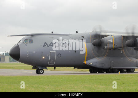 PARIS-LE BOURGET - JUN 18, 2015 : nouveaux Airbus A400M, avion de transport militaire au sol avant le décollage à la 51ème International Paris Air Show Banque D'Images