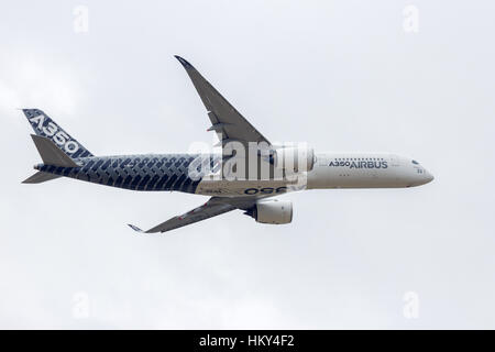 PARIS - JUN 18, 2015 : Airbus A350 survol bas.L'Airbus A350 est le nouvel avion de ligne à longue distance développé par l'avionneur européen Airbus. Banque D'Images