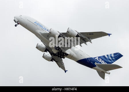 PARIS - JUN 18, 2015 : l'Airbus A380 décolle de l'aéroport du Bourget . L'A380 est le plus grand avion de passagers dans le monde. Banque D'Images