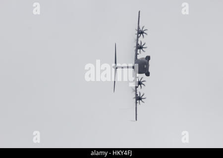 PARIS - JUN 18, 2015 : nouveaux Airbus A400M, avion de transport militaire dans un virage serré. Le premier A400M a été livré à l'Armée de l'Air française en août 2013. Banque D'Images