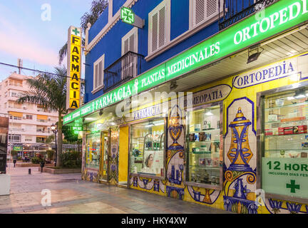 Pharmacie, pharmacie, pharmacie dans un village de Fuengirola, Espagne Banque D'Images