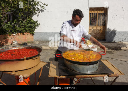 Le plat traditionnel de la Paella espagnole en préparation sur le marché espagnol, Guaro, Espagne. Banque D'Images