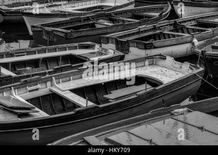 Bateaux amarrés dans un petit port de Naples, Italie. Banque D'Images