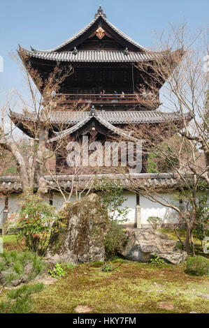 Kyoto, Japon. Vue du jardin de Tenju-un Temple vers l'immense porte d'entrée de san-mon Nanzen-ji à Banque D'Images
