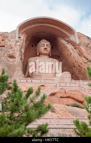 La grande statue du Bouddha Maitréya, l'article 20.6m de haut, à la caverne n° 5 de Xumi grottes Shan. Sanying, Guyuan, Ningxia, Chine Banque D'Images