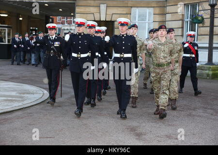 Royal Marine se réserve de la ville de Londres sont attribués le de l'arrondissement de Wandsworth à un défilé et un service à Wandsworth Town Banque D'Images