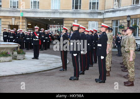 Royal Marine se réserve de la ville de Londres sont attribués le de l'arrondissement de Wandsworth à un défilé et un service à Wandsworth Town Banque D'Images