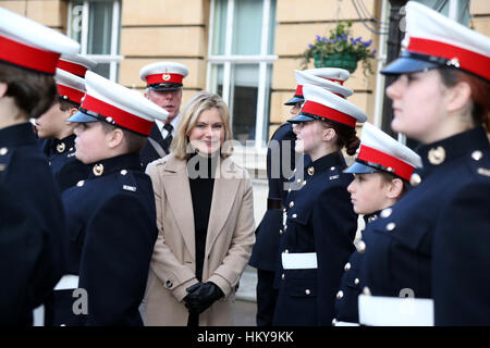 Justine Greening, député de Putney inspecte le royal marine cadets (CCN). Royal Marine se réserve de la ville de Londres sont reçu le Doctorat Freeman Banque D'Images