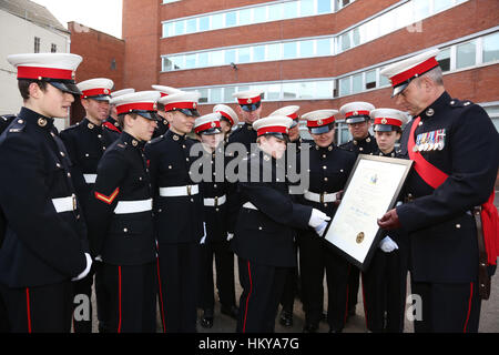 Royal Marine se réserve de la ville de Londres sont attribués le de l'arrondissement de Wandsworth à un défilé et un service à Wandsworth Town Banque D'Images