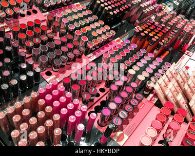 Bucarest, Roumanie - 30 MAI 2016 : les produits cosmétiques en vente dans Mode Beauté Afficher. Banque D'Images