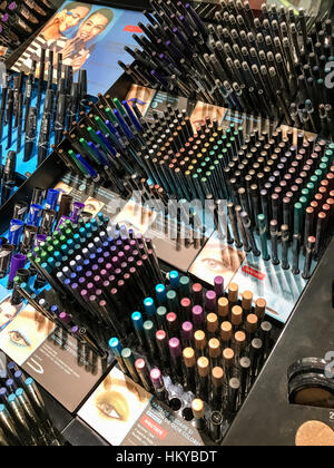 Bucarest, Roumanie - 30 MAI 2016 : les produits cosmétiques en vente dans Mode Beauté Afficher. Banque D'Images