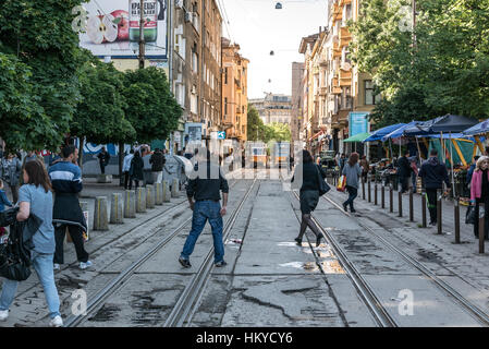 Les gens marchent dans les rues de Sofia. La voie est seulement pour les piétons et le tramway. Dans le centre-ville de Sofia Banque D'Images