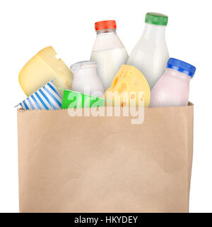 Sac d'épicerie avec produits laitiers isolé sur fond blanc Banque D'Images