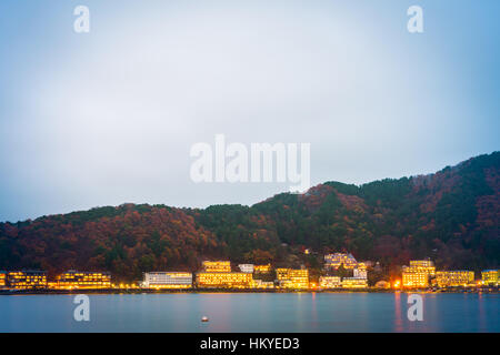 YAMANASHI, JAPON - le 22 novembre : Kawaguchiko à Yamanashi, au Japon le 22 novembre 2015. Hôtels et Resorts sont entourés lake kawaguchi, Yamanashi Pref Banque D'Images