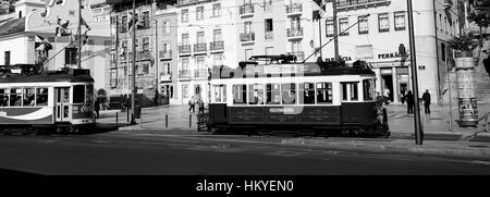 Chariots d'antiquités à Lisbonne, Portugal. Les trams jaunes vintage. Banque D'Images