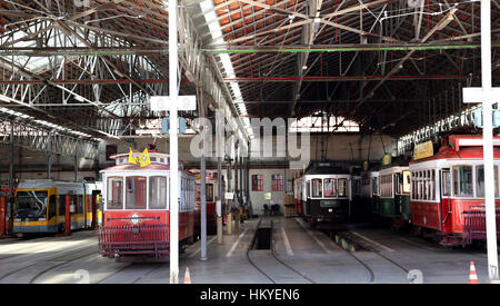 Chariots d'antiquités à Lisbonne, Portugal. Les trams jaunes vintage. Banque D'Images