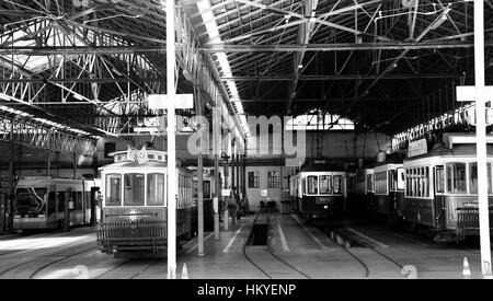 Chariots d'antiquités à Lisbonne, Portugal. Les trams jaunes vintage. Banque D'Images