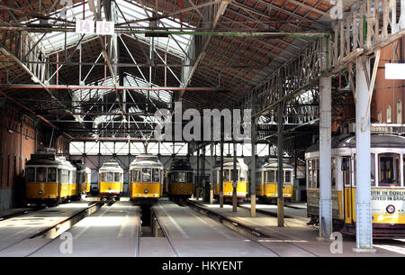 Chariots d'antiquités à Lisbonne, Portugal. Les trams jaunes vintage. Banque D'Images