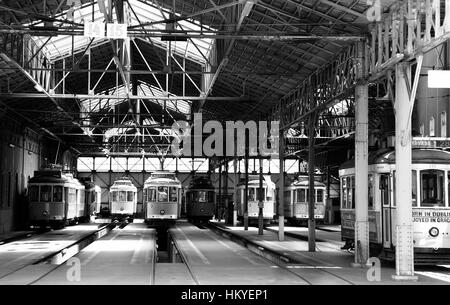 Chariots d'antiquités à Lisbonne, Portugal. Les trams jaunes vintage. Banque D'Images