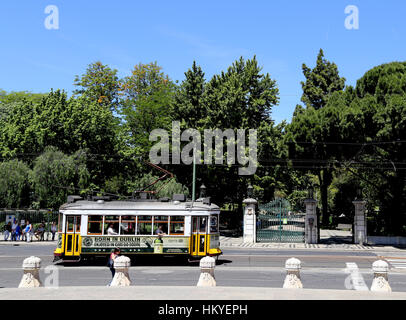 Chariots d'antiquités à Lisbonne, Portugal. Les trams jaunes vintage. Banque D'Images