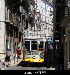 Chariots d'antiquités à Lisbonne, Portugal. Les trams jaunes vintage. Banque D'Images