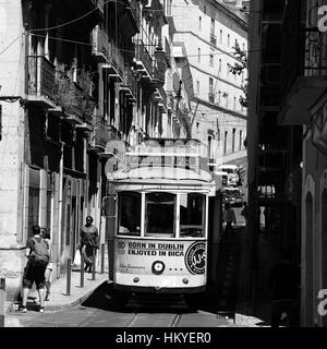 Chariots d'antiquités à Lisbonne, Portugal. Les trams jaunes vintage. Banque D'Images