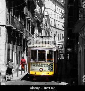 Chariots d'antiquités à Lisbonne, Portugal. Les trams jaunes vintage. Banque D'Images