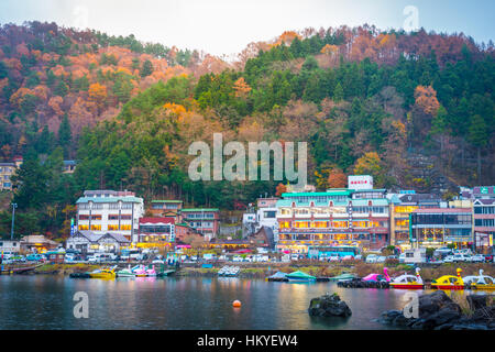 YAMANASHI, JAPON - le 22 novembre : Kawaguchiko à Yamanashi, au Japon le 22 novembre 2015. Hôtels et Resorts sont entourés lake kawaguchi, Yamanashi Pref Banque D'Images