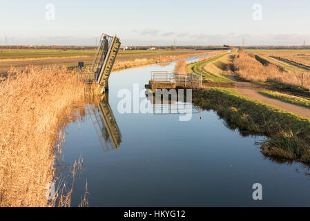 Un pont de levage sur le canal de drainage de vidange du Commissaire et la rivière à Wicken Fen Cambridgeshire Ely UK Banque D'Images