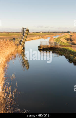 Un pont de levage sur le canal de drainage de vidange du Commissaire et la rivière à Wicken Fen Cambridgeshire Ely UK Banque D'Images