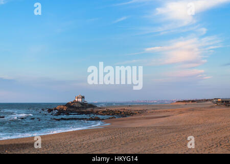 Plage de Miramar et Église Senhor da Pedra, Vila Nova de Gaia, Portugal. Banque D'Images