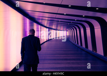 Businessman wearing costume dans l'tunnel ville moderne Banque D'Images